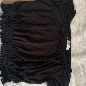 3 black tops , wear a couple times in good condition . comes all together